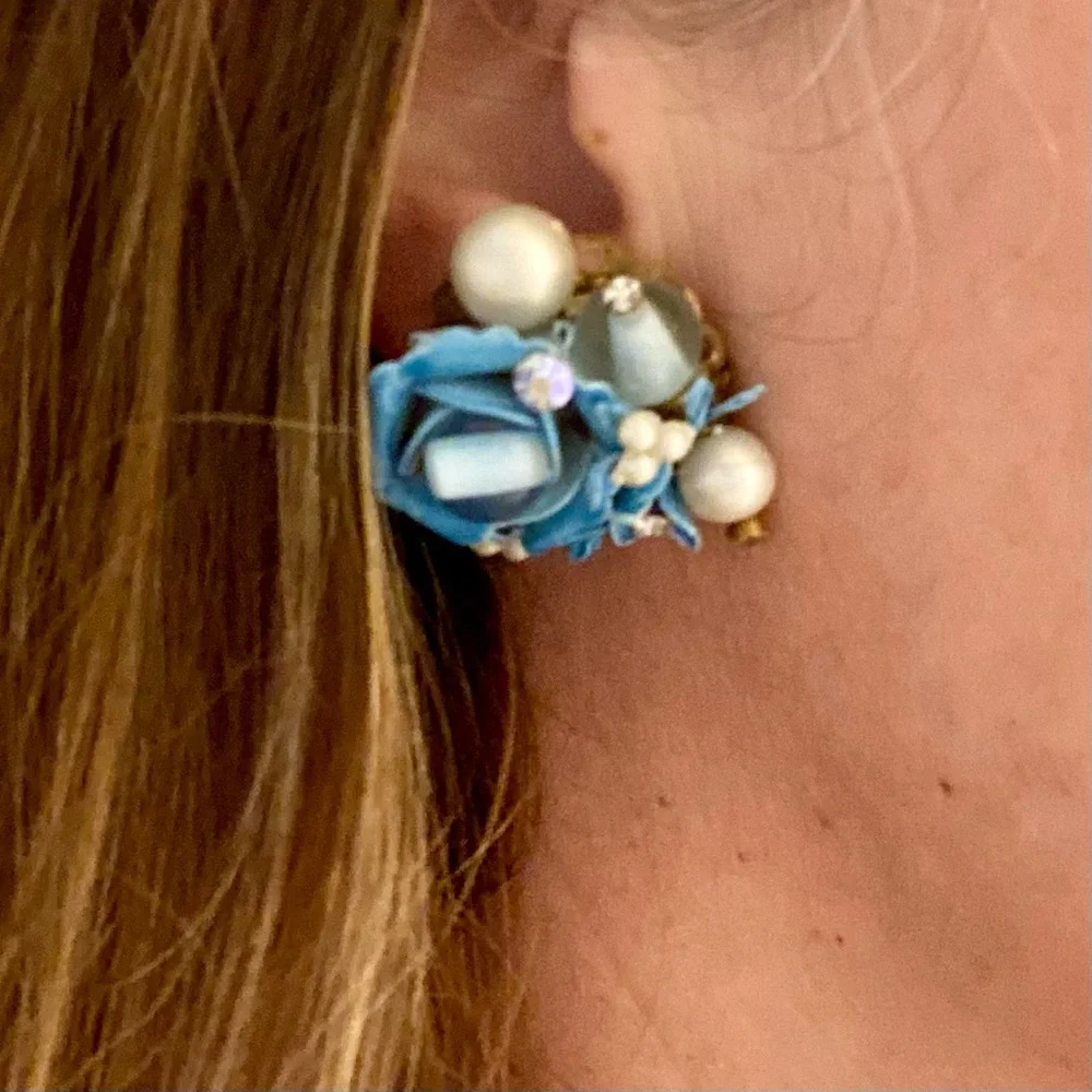 Vintage Mid-Century Enamel, Rhinestones & Pearl Blue Flower Clip On Earrings - Picture 4 of 11